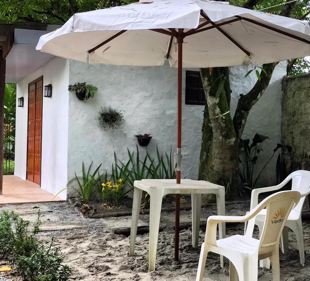 Chalé Privativo à beira do rio Jaguareguava na Mata Atlântica em Bertioga SP Vila Exterior foto