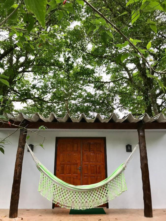 Chalé Privativo à beira do rio Jaguareguava na Mata Atlântica em Bertioga SP Vila Exterior foto