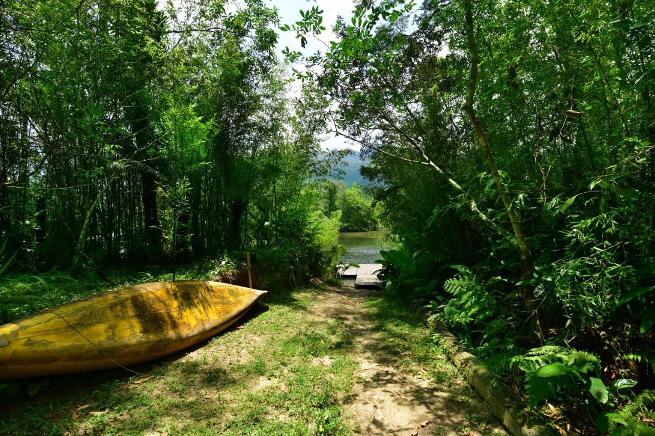 Chalé Privativo à beira do rio Jaguareguava na Mata Atlântica em Bertioga SP Vila Exterior foto