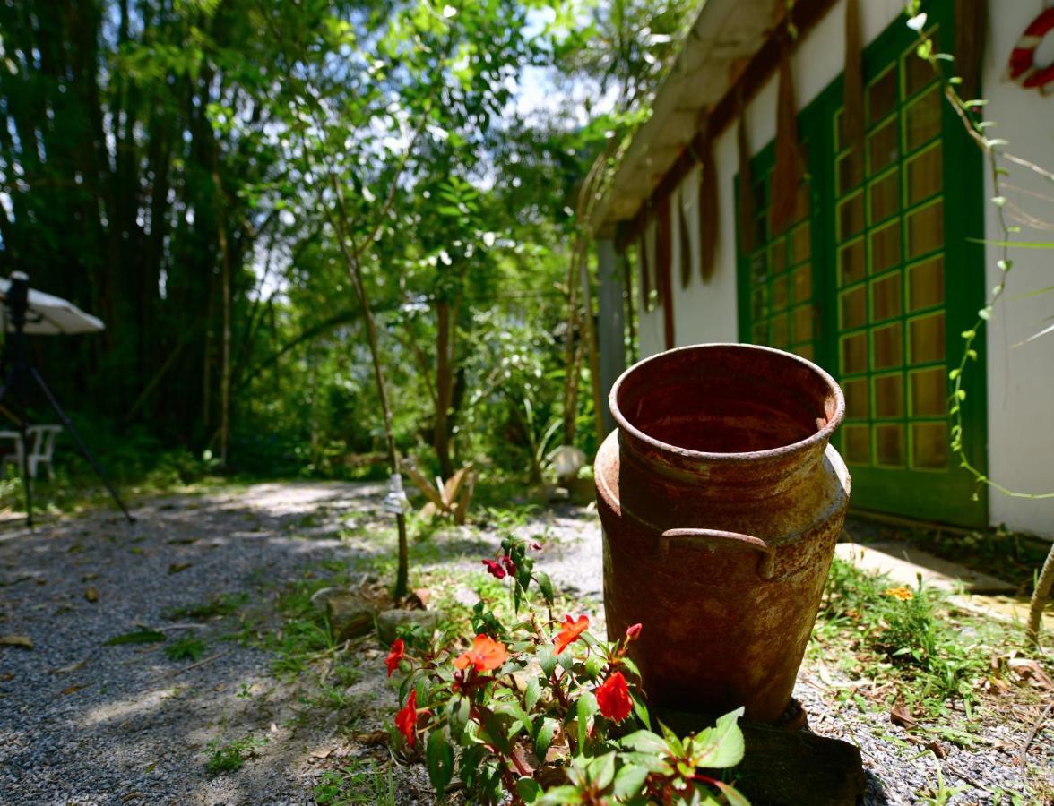 Chalé Privativo à beira do rio Jaguareguava na Mata Atlântica em Bertioga SP Vila Exterior foto