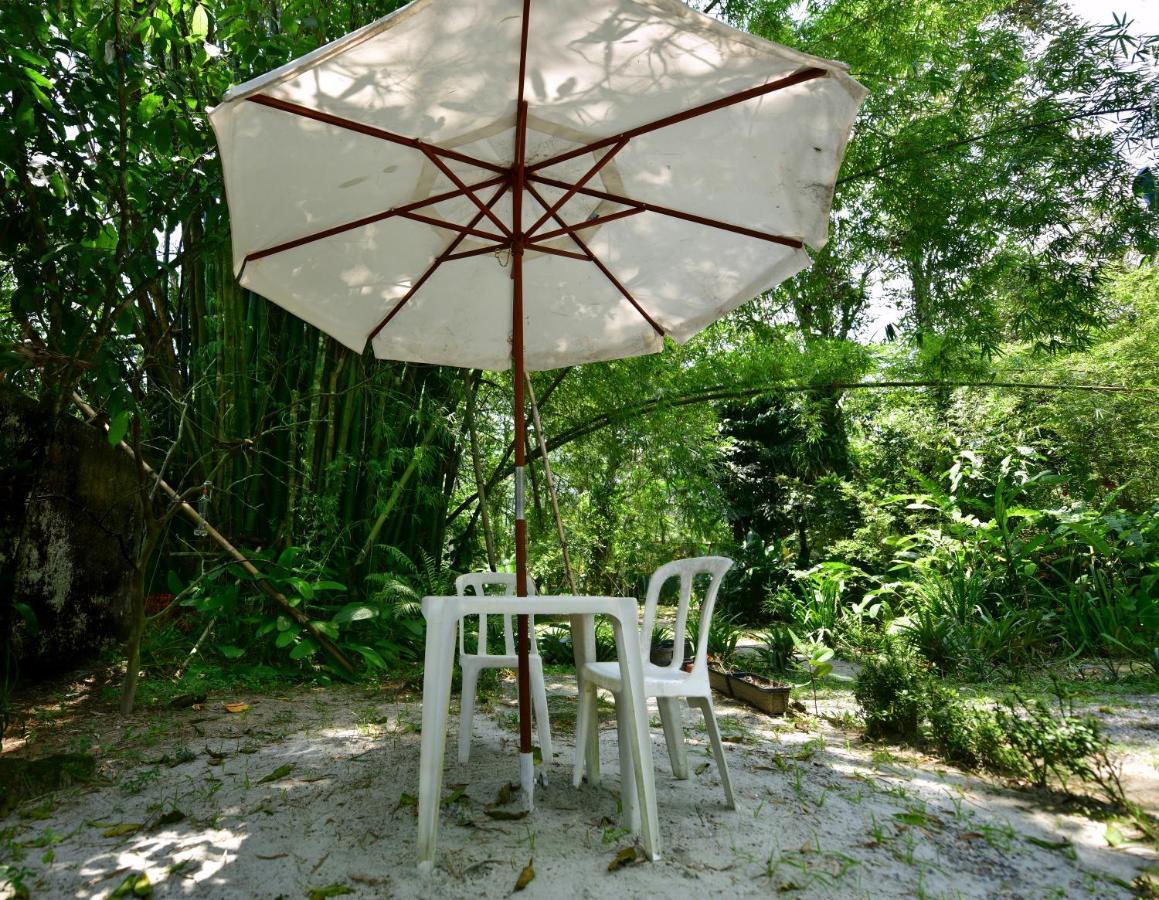 Chalé Privativo à beira do rio Jaguareguava na Mata Atlântica em Bertioga SP Vila Exterior foto