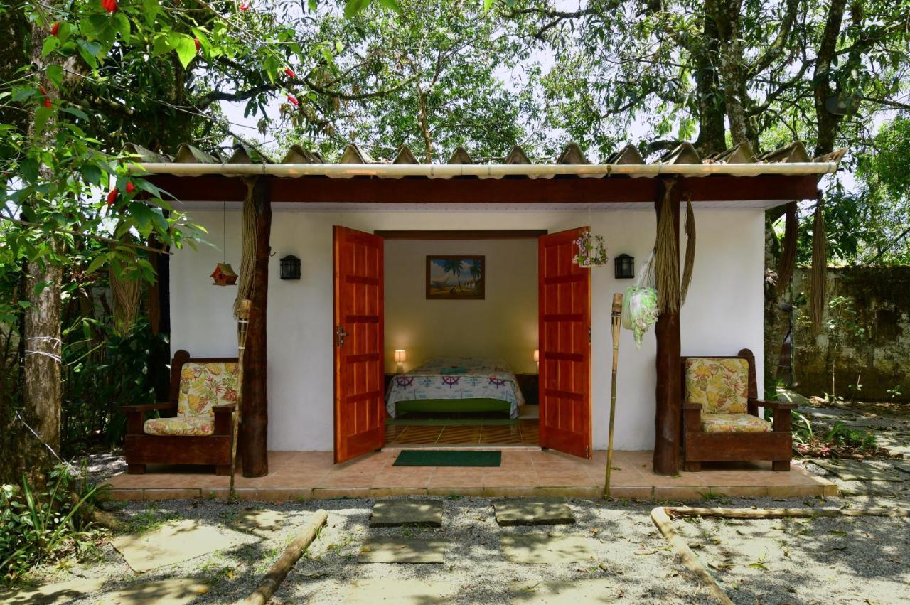 Chalé Privativo à beira do rio Jaguareguava na Mata Atlântica em Bertioga SP Vila Exterior foto