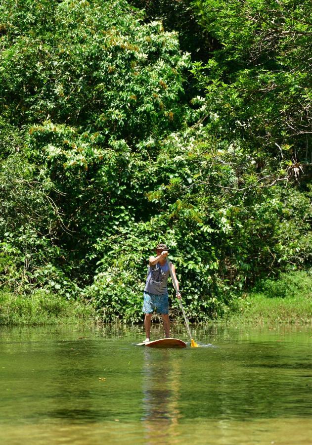 Chalé Privativo à beira do rio Jaguareguava na Mata Atlântica em Bertioga SP Vila Exterior foto