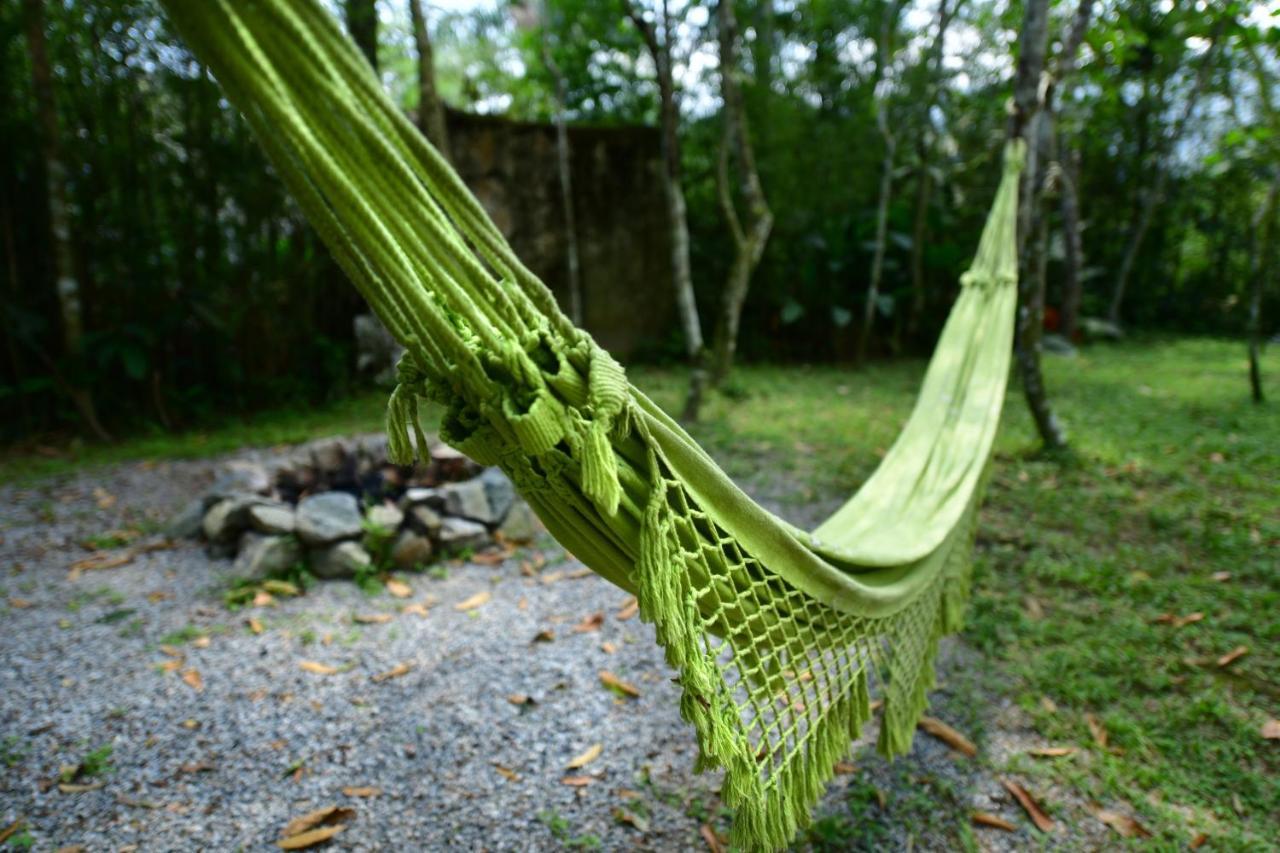 Chalé Privativo à beira do rio Jaguareguava na Mata Atlântica em Bertioga SP Vila Exterior foto